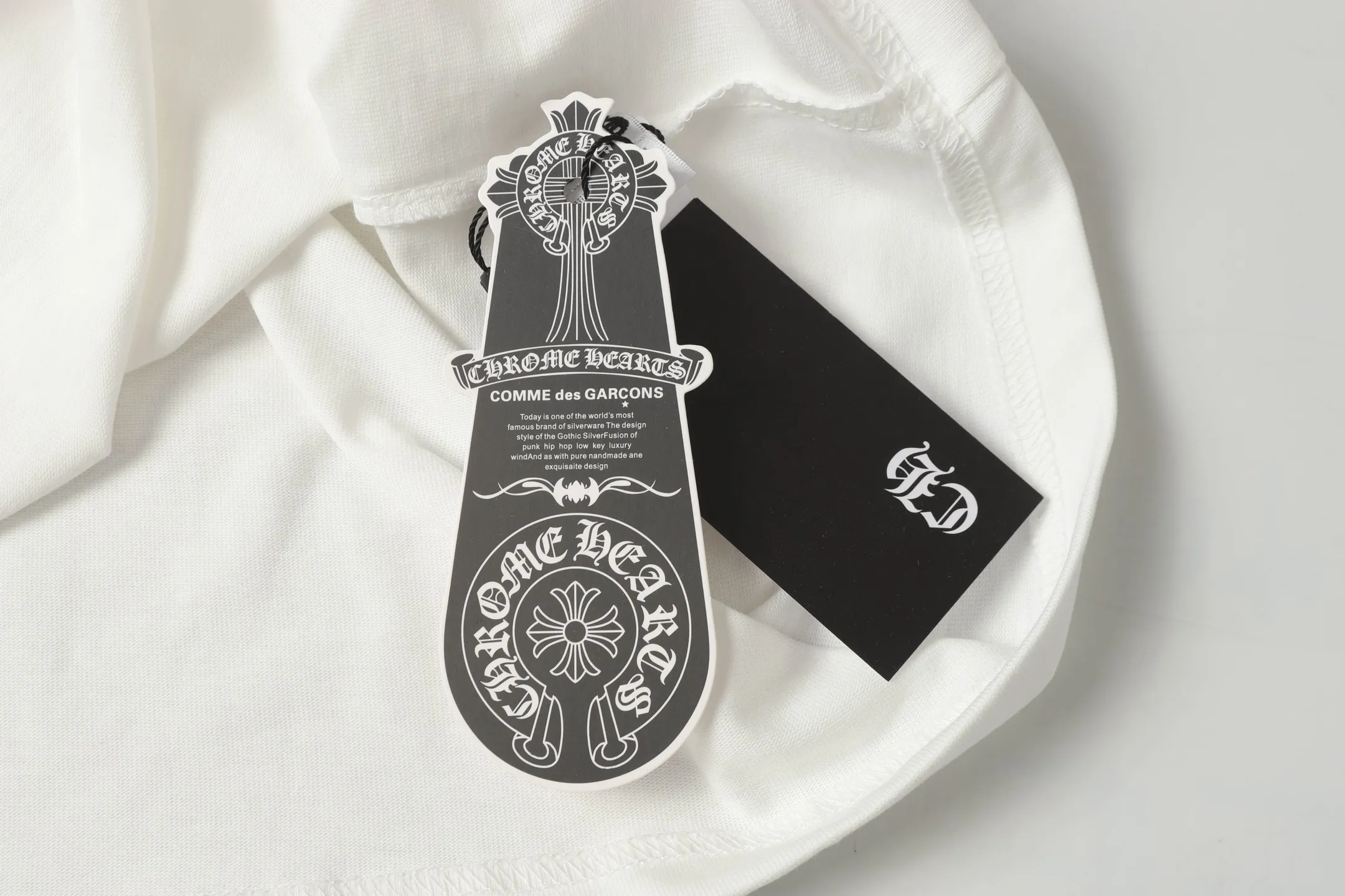 P170 Chrome Hearts CH Chrome Hearts Sanskrit cross printed short-sleeved T-shirt Printed by direct injection imported machine Hardware and accessories are all milled and customized Correctly configured Black 2025 Chrome Hearts authentic packaging 280 grams of custom-dyed double-yarn cotton Large version Loose and stylish Differentiated from lower versions, slim and long version with upper body and lower hips 100% commitment: top quality No fast food The highest version on the market Top quality - different from the ordinary versions on the market If you care about quality You must also respect the price. Absolutely zero after-sales service. The return rate so far is 0. It’s hard not to love the style. - 280g double yarn cotton custom-dyed fabric. - Correct high-density main mark. Washed tag. Hand-sewn.